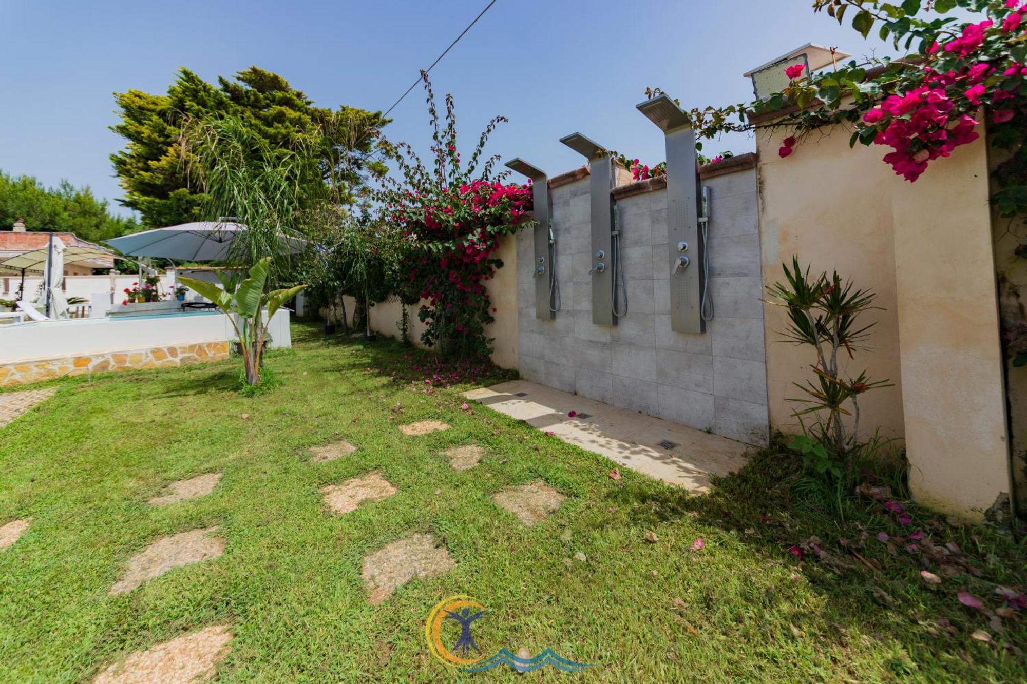 Villa Leonardo San Foca - Room, Pool & Restaurant Bed & Breakfast