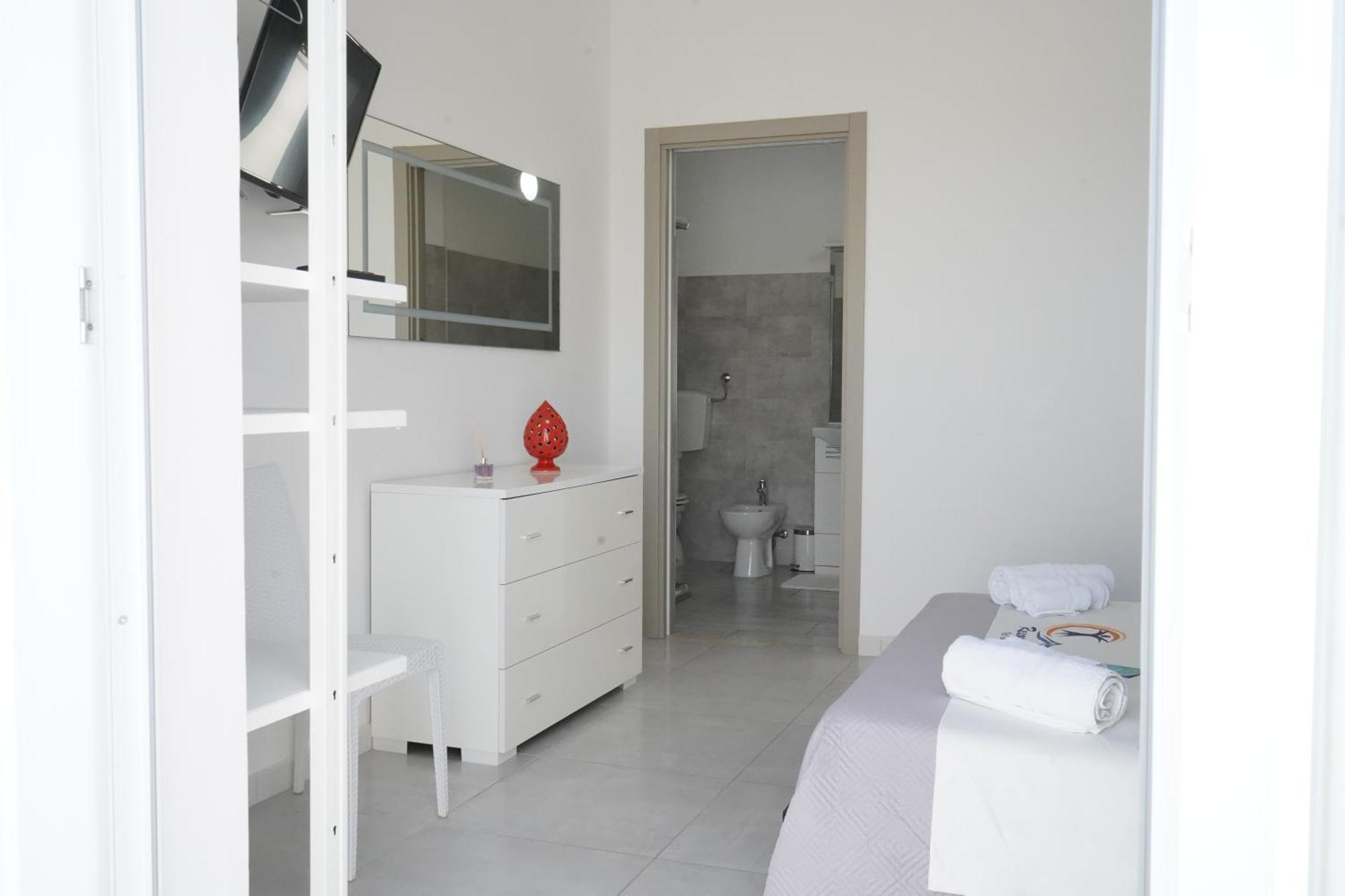 Bed & Breakfast Villa Leonardo San Foca - Room, Pool & Restaurant *