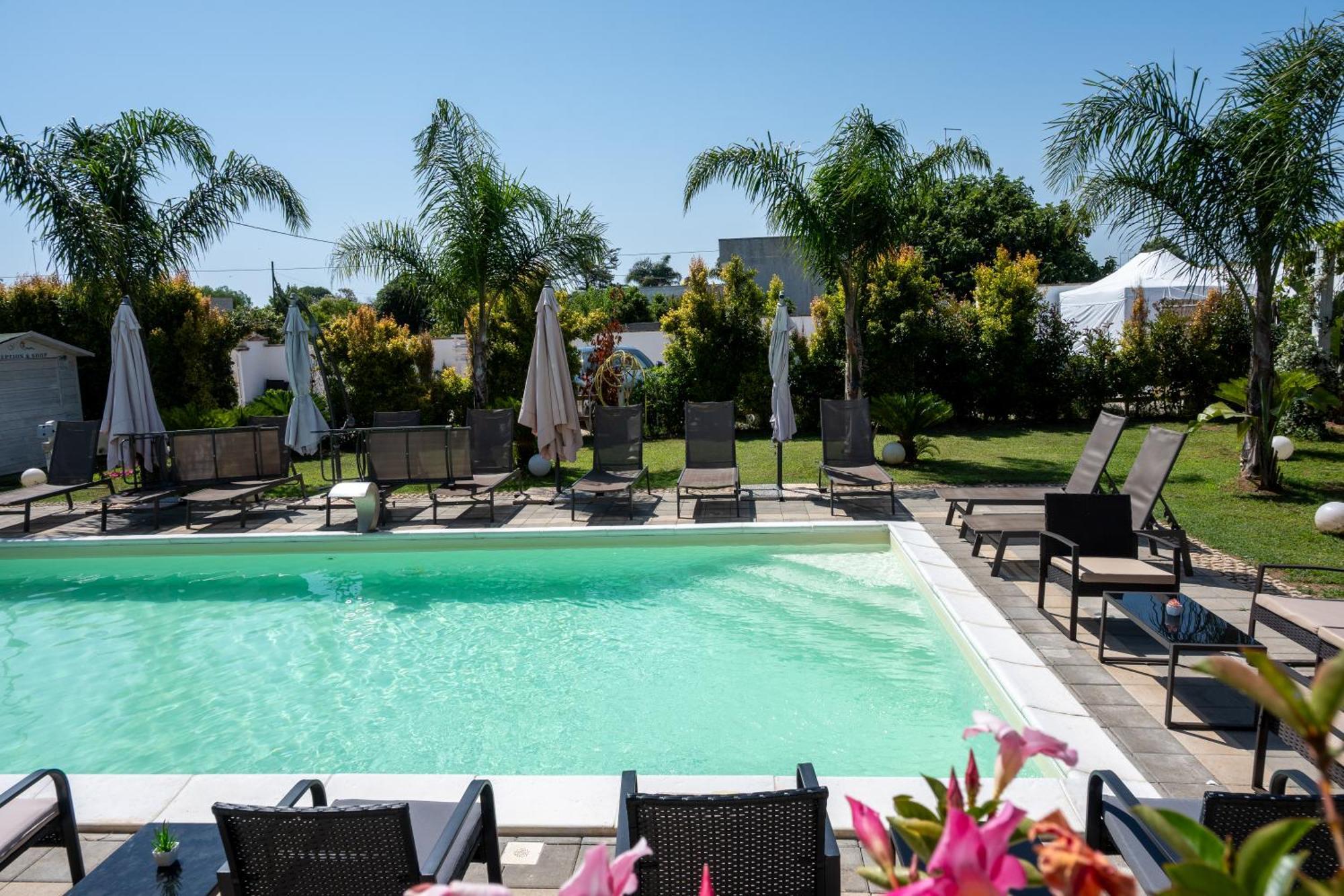 Leonardo - Room, Pool & Restaurant Couette-café *