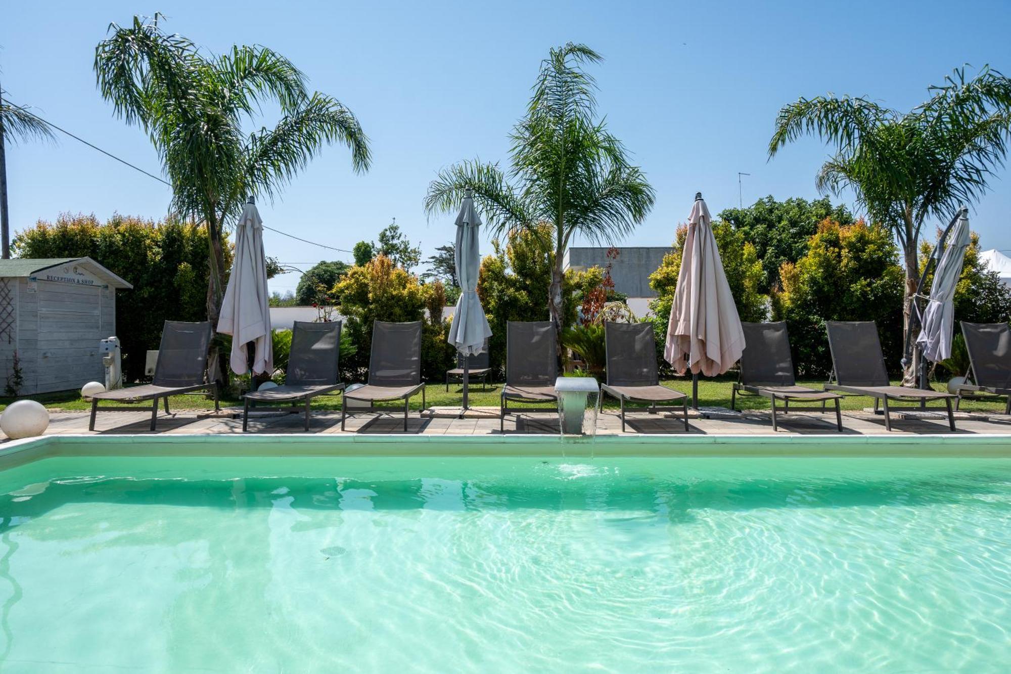 Couette-café Leonardo - Room, Pool & Restaurant *
