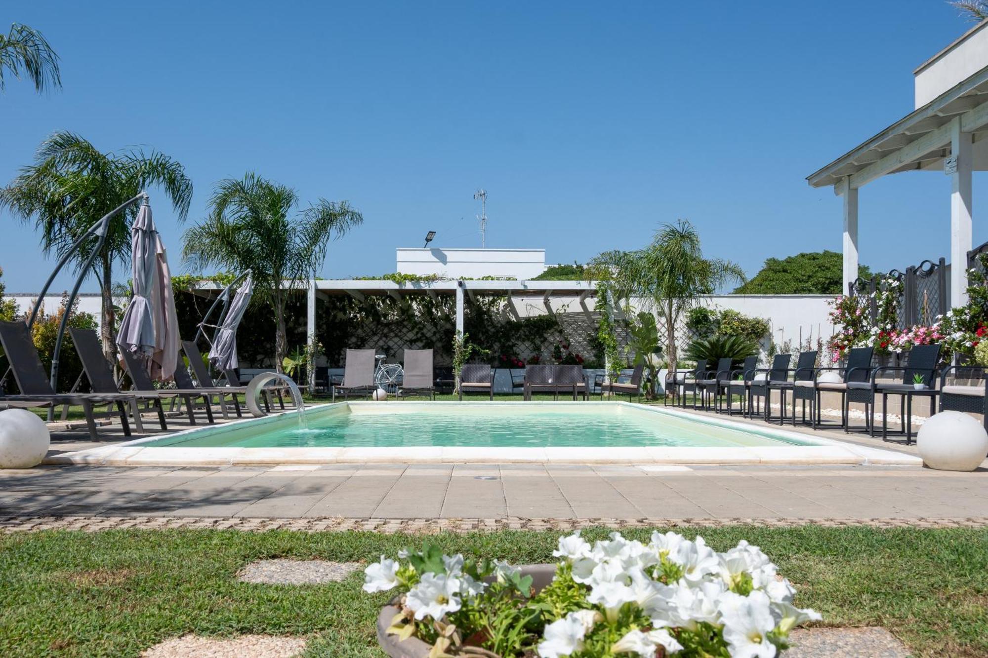 Leonardo - Room, Pool & Restaurant Couette-café *