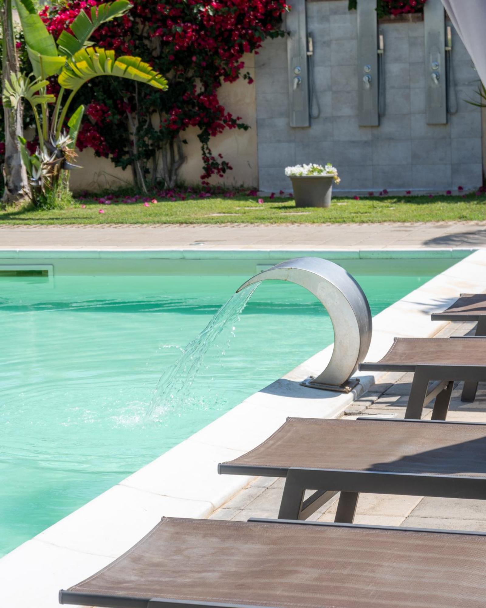 Leonardo - Room, Pool & Restaurant Couette-café San Foca